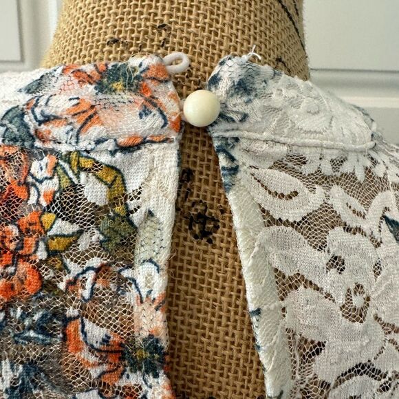 Lace blouse with ruffles size medium - Picture 6 of 7